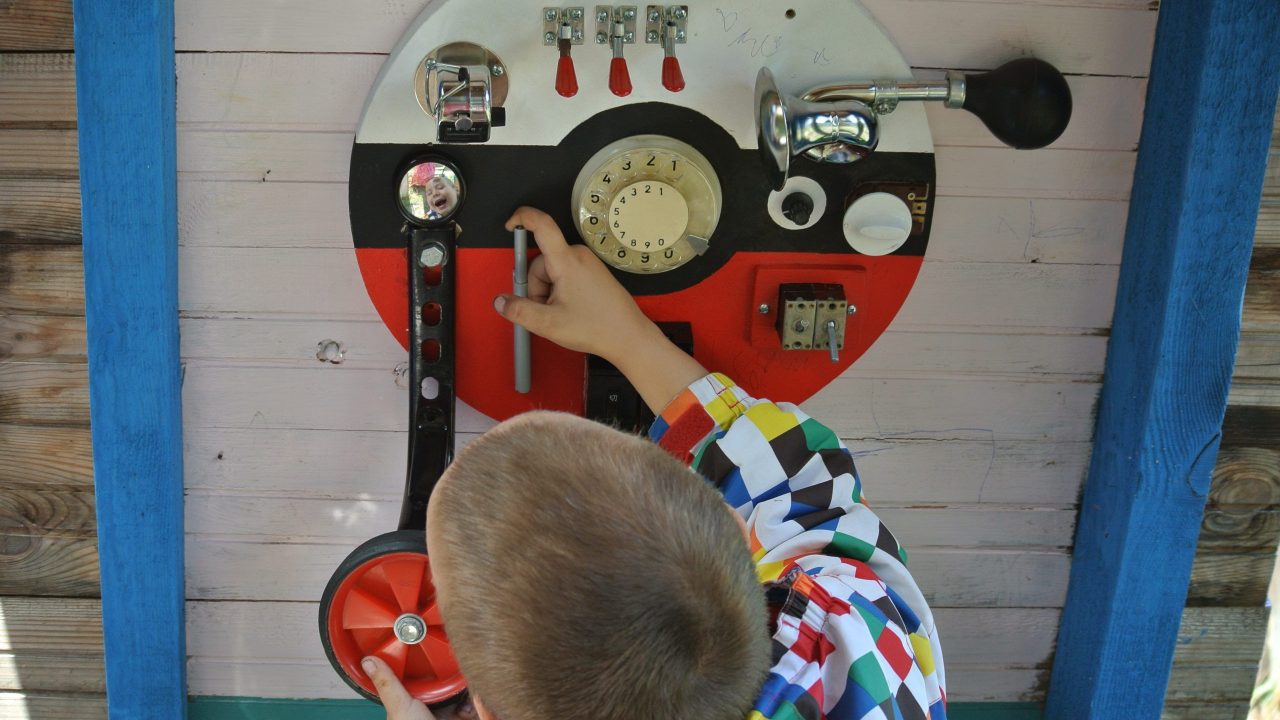 DSC_6599 ビジーボード 手工制作木制玩具BUSY板儿童感觉玩具精细运动自然学习. 바쁜 보드. "幼児学習ボード 幼児ビジーボード 赤ちゃんの細かい運動能力を練習するための多機能教育玩具、それにより、赤ちゃんはより良い手と目の調整を行うことができます "