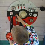 ビジーボード 手工制作木制玩具BUSY板儿童感觉玩具精细运动自然学习. 바쁜 보드. "幼児学習ボード 幼児ビジーボード 赤ちゃんの細かい運動能力を練習するための多機能教育玩具、それにより、赤ちゃんはより良い手と目の調整を行うことができます "