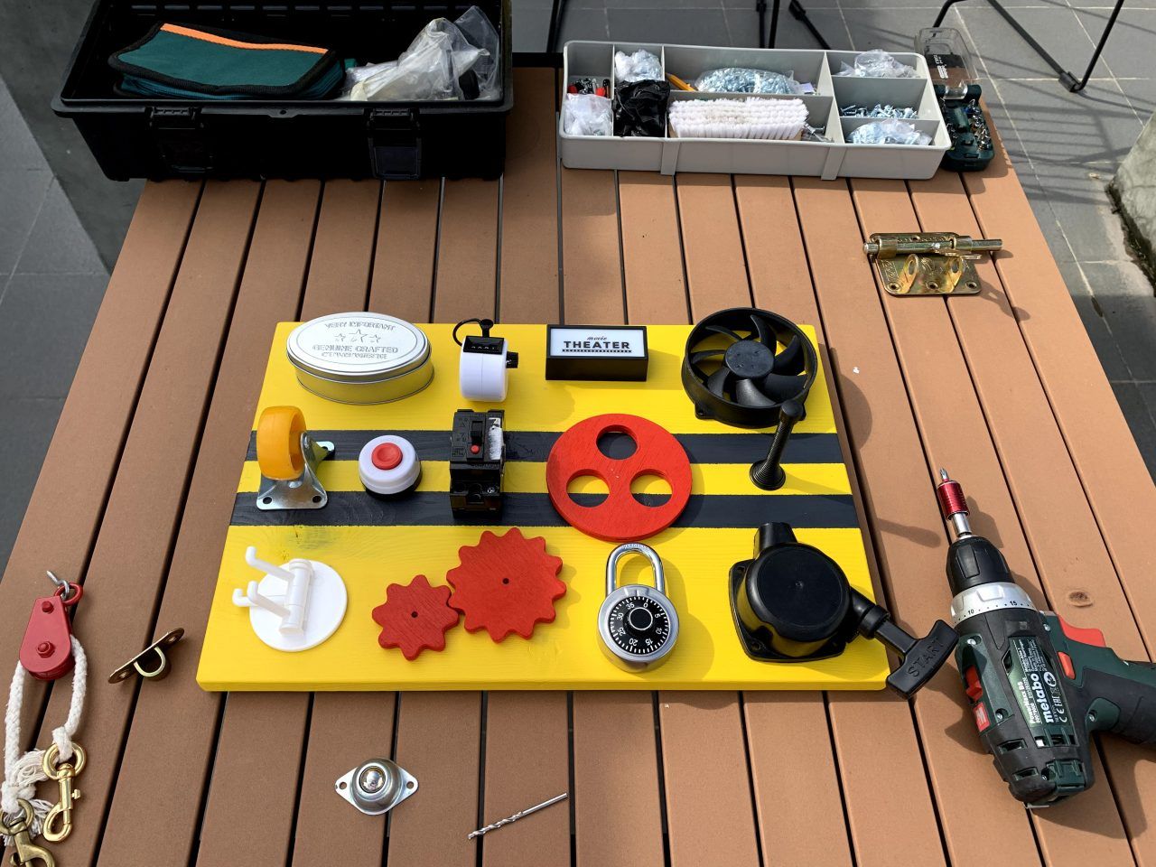 making fidget board busy board sensory board educational DIY toy for big kid 忙板 ビジーボード "幼児学習ボード 幼児ビジーボード 赤ちゃんの細かい運動能力を練習するための多機能教育玩具、それにより、赤ちゃんはより良い手と目の調整を行うことができます " 바쁜 보드