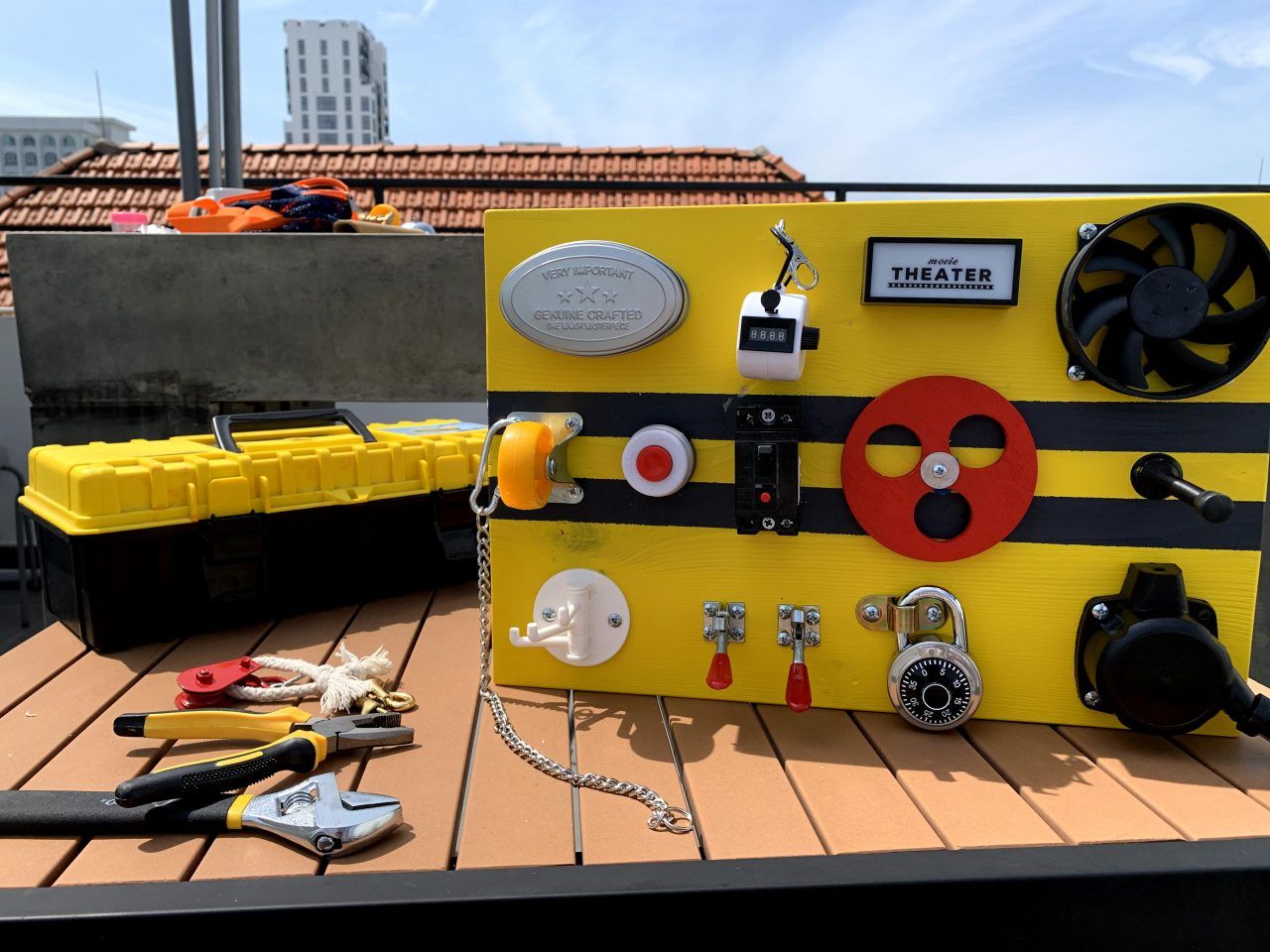 忙板 ビジーボード "幼児学習ボード 幼児ビジーボード 赤ちゃんの細かい運動能力を練習するための多機能教育玩具、それにより、赤ちゃんはより良い手と目の調整を行うことができます " 바쁜 보드